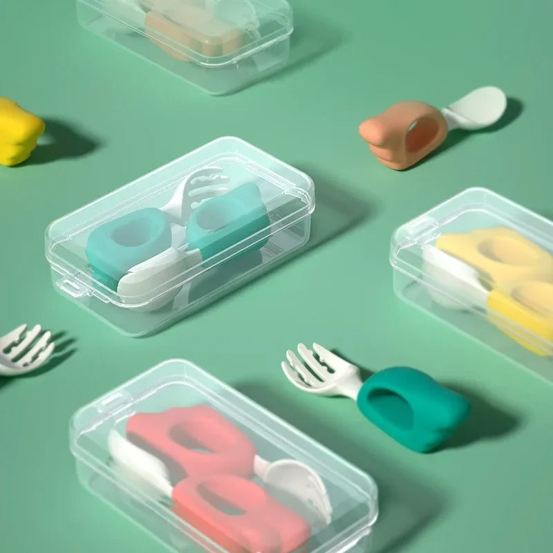 Couvert bebe colores, des couverts colorés pour bebe dans leur boites de transport transparentes