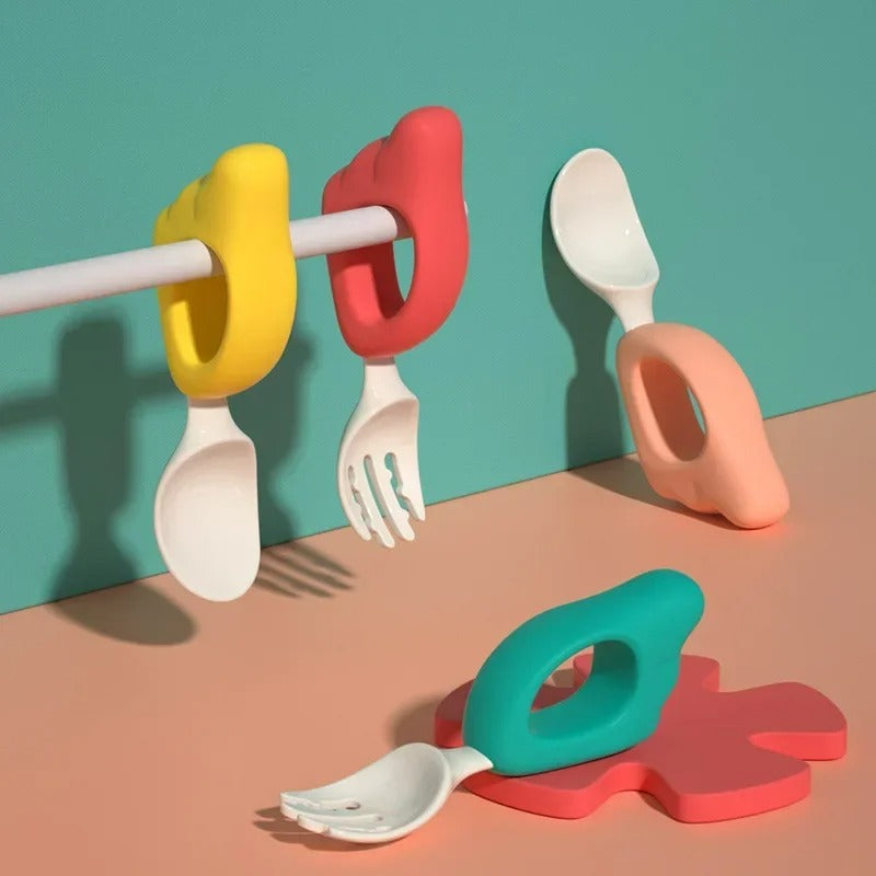 Couvert bebe coloris, suspendus et posés sur une table 