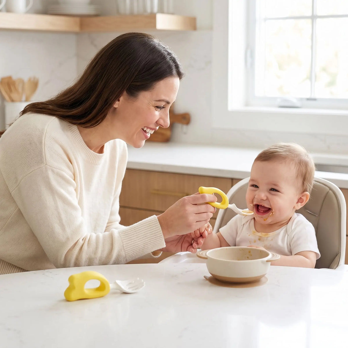 Couvert bebe jaune, maman joyeuse et nourrit bebe 