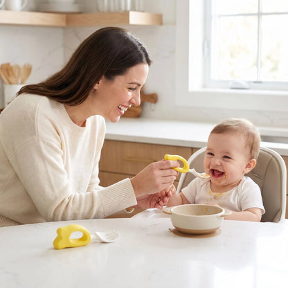 Couvert bebe jaune, maman joyeuse et nourrit bebe 