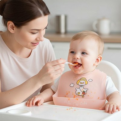 Bavoir silicone oie, maman donne bébé à mangé