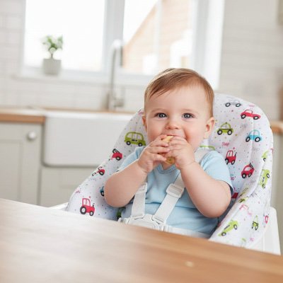 Coussin chaise haute voiture , bébé mange