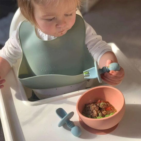 Couvert bébé​ bleu , bébé mange 