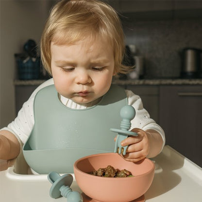 Couvert bébé​ bleu gris, bébé utilise son couvert pour attraper ses aliments