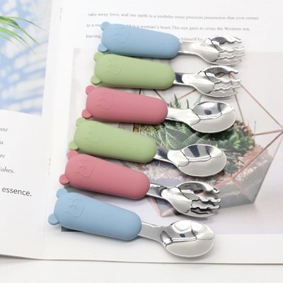 Couvert bébé​ colorés , sur un livre